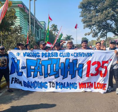 Indahnya Perdamaian Suporter: Viking Persib Bayar Denda, Aremania Sambut Hangat di Malang