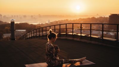 Yoga Malam: Solusi Kesehatan Mental untuk Generasi Muda di Indonesia