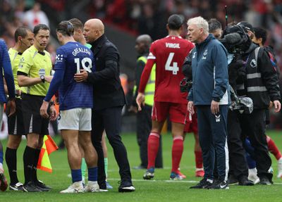 Arne Slot Bantah Liverpool Buang-Buang Waktu saat Menang 2-1 Lawan Everton