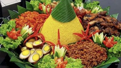 Makna dan Simbolisme Tradisi Makan Tumpeng dalam Budaya Indonesia