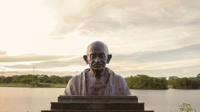 Kesederhanaan dalam Kehidupan: Pelajaran dari Tokoh Terkenal