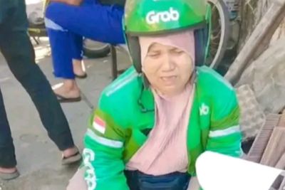 Tangis Pilu Wanita Driver Ojol di Makassar, Motornya Hangus Dibakar Saat Bentrok Antarwarga Pecah