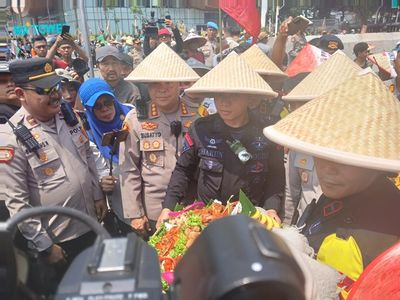Humanis! Demo Petani di Jakarta, Polisi Pakai Caping Hingga Tumpengan Bareng Massa