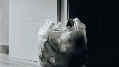 Menyikapi Masalah Plastik di Indonesia: Solusi dan Tindakan yang Dapat Diterapkan