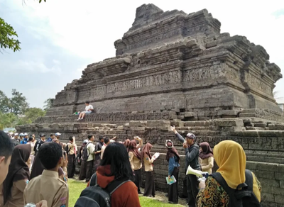 Candi Jago Tetap Ramai Meski Sedang Dipugar