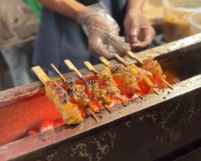 Sate Unik di Oro-Oro Dowo: Dari Buntel Isi Keju hingga Sate Kulit, Teman Asyik Kuliner Malam