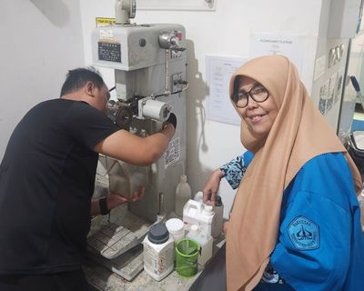 Menuntut Ilmu Tak Kenal Usia: Wiwik Dahani Lulus S3 Kimia ITS di Usia 63 Tahun