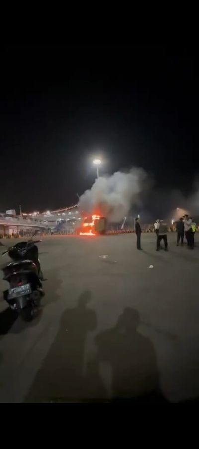 Truk Paket Tujuan Sumatra Terbakar Di Pelabuhan Merak