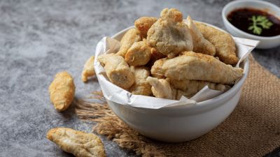Membandingkan Dua Ikon Kuliner Palembang: Pempek Kapal Selam dan Pempek Lenjer