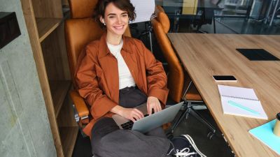 Panduan Memilih Outfit Kantor yang Stylish dan Nyaman