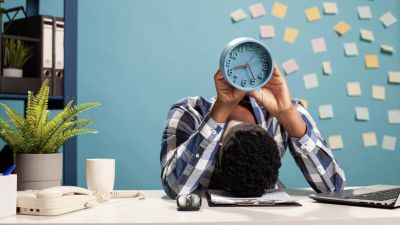 Fenomena Lembur Tanpa Bayaran: Pertanyaan tentang Norma dan Eksploitasi di Tempat Kerja