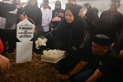 Air Mata Iringi Pemakaman Ibunda Wakil Gubernur Sulsel di Sidrap