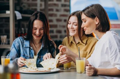 101 Caption Makan Siang Singkat Bahasa Inggris, Lucu Aesthetic!