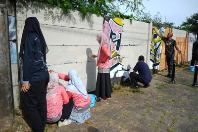 TP PKK Makassar Gelar Aksi Jumat Bersih dengan Memoles Ruang Publik