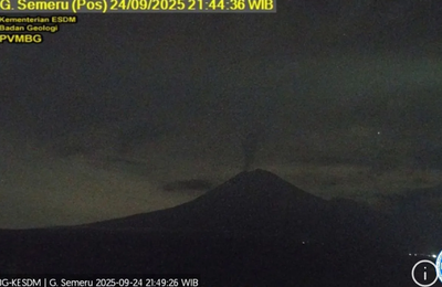 Gunung Semeru erupsi disertai letusan setinggi 900 meter Rabu malam