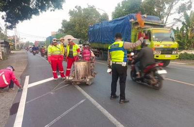 Satlantas Kudus Pasang Pita Kejut di Titik Rawan Kecelakaan