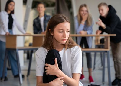 Punya Teman Crab Mentality? Ini 4 Kebiasan Buruk yang Harus Kamu Jauhi