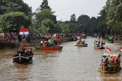 Festival Ciliwung 2025: Parade Perahu dari Botol Plastik Warnai Peringatan Hari Sungai Sedunia
