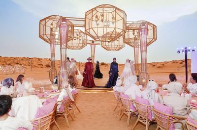 5 Fakta Menarik Buttonscarves Melenggang ke Dubai, Runway di Tengah Gurun Pasir