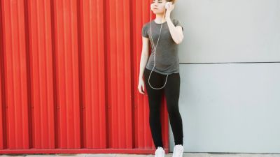 Gaya Sporty Casual untuk Nongkrong: Tampil Santai dan Stylish