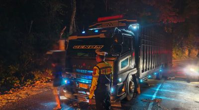 Jalur Vital Banda Aceh–Calang Macet Gara-Gara Truk Fuso Patah As