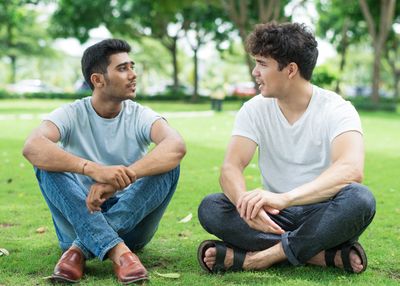 Punya Aura Positif, 5 Zodiak Cowok Ini Gampang Dapat Teman