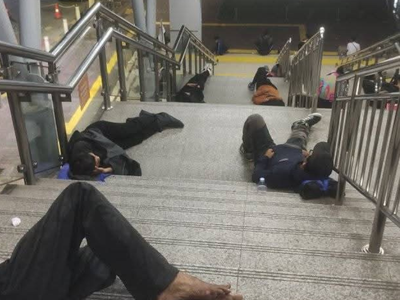 Ketinggalan KRL Terakhir? Begini Cerita Penumpang yang Nginep di Stasiun Cikarang