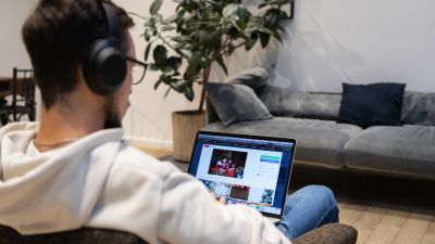 Kebiasaan Menonton YouTube Sebelum Bekerja: Meningkatkan Produktivitas atau Menghabiskan Waktu?