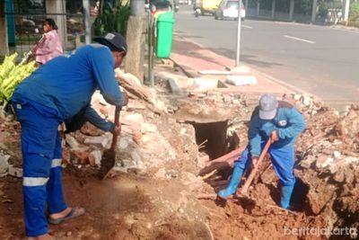 Crossing Saluran di Jalan Manyar Diperbaiki untuk Cegah Genangan