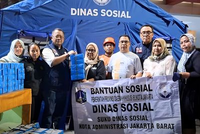 Sudinsos Jakarta Barat Sigap Salurkan Bantuan untuk Korban Kebakaran di Tangki