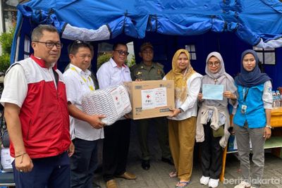 PMI Jakbar Salurkan Bantuan untuk Warga Terdampak Kebakaran di Kelurahan Tangki