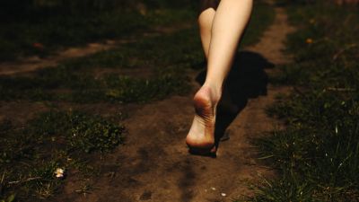 Kebangkitan Lari Barefoot di Indonesia: Menyatu Dengan Alam dan Kesehatan
