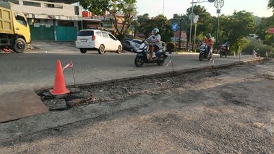 Jalan Ambruk di Jantung Akses Publik Depan Terminal Bontang, Keselamatan Warga Terancam!