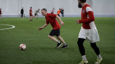 Perbandingan Antara Futsal dan Sepak Bola Lapangan Besar