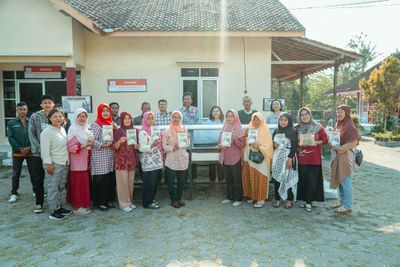 Dorong UMKM Naik Kelas, UAJY dan UKRIM Serahkan Alat Pengering Herbal ke Warga Tamanmartani