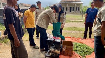 Prodi Rekayasa Kehutanan Itera Serahkan Mesin Biopelet dan Pencacah Rumput kepada Kelompok Tani Hutan