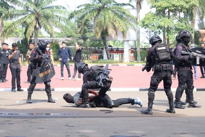 Penyerangan Kelompok Tidak Dikenal Terhadap Mako Polda Banten Simulasi latihan Sistem Pengamanan