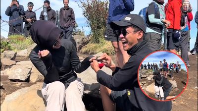 Heboh! Cewek ini Dilamar Pacar di Puncak Gunung Merbabu