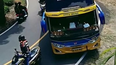 Insiden Pemotor Hentikan Bus di Ciwidey: Mengancam Keselamatan Pengguna Jalan