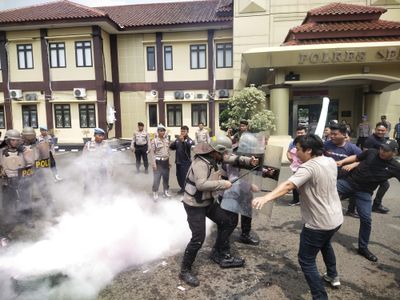 Masa Aksi Masuk Mapolres Serang Dan Terjadi Kericuhan Adegan Tersebut Adalah Simulasi Sistem Pengamanan