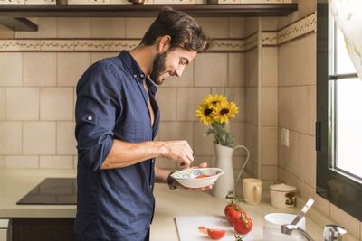 5 Zodiak Cowok yang Suka Masak, Bisa Jadi Chef di Rumah