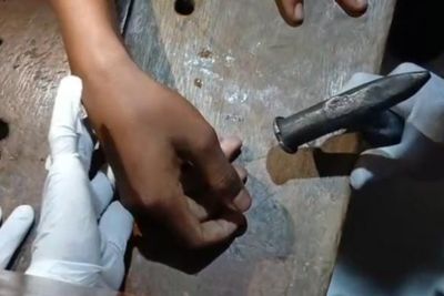 Damkar Kota Jambi Evakuasi Jari Siswa SMP yang Terjebak di Kursi Sekolah
