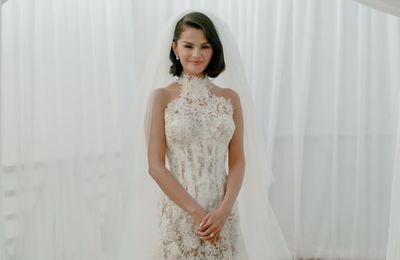 Detail Gaun Putih Panjang Pernikahan Selena Gomez, Bikin Pangling!