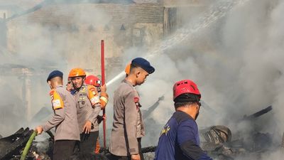 Tim SAR Brimob Terjun Padamkan Api dan Evakuasi Warga di Jalan Reformasi Parepare