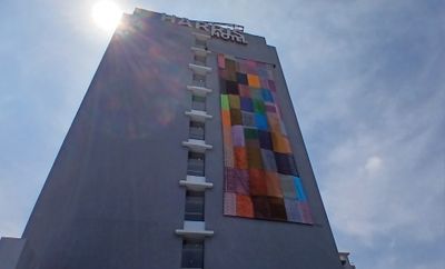 Peringati Hari Batik Nasional, Salah Satu Hotel di Solo Bentangkan Kain Batik Ukuran 20x7 Meter