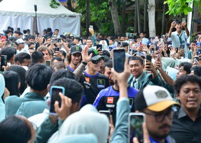 Fabio Quartararo dan Alex Rins Disambut Meriah Ratusan Siswa di Mataram, Ini Katanya soal Indonesia