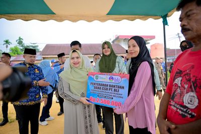 Bupati Kasmarni Didampingi Camat Mandau Riki Rihardi Salurkan Bantuan Korban Puting Beliung