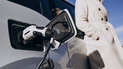 Tesla dan Peranannya dalam Revolusi Kendaraan Listrik di Indonesia