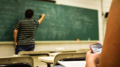 Peran Krusial Guru dalam Membangun Generasi Emas di Indonesia