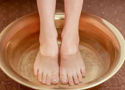 Tak Hanya Segar, Ini 6 Khasiat Merendam Kaki di Air Es untuk Kesehatan